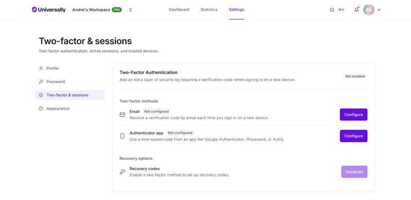Das Zwei-Faktor-Authentifizierungsfeld mit E-Mail und Authentifizierungs-App als angebotene Methoden, jeweils mit einer Konfigurieren-Schaltfläche und Wiederherstellungscodes darunter